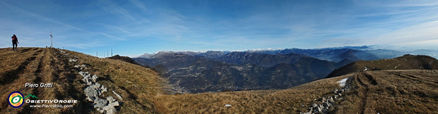 47  A pochi passi dalla vetta con ampia vista su Prealpi e Alpi Orobie.jpg